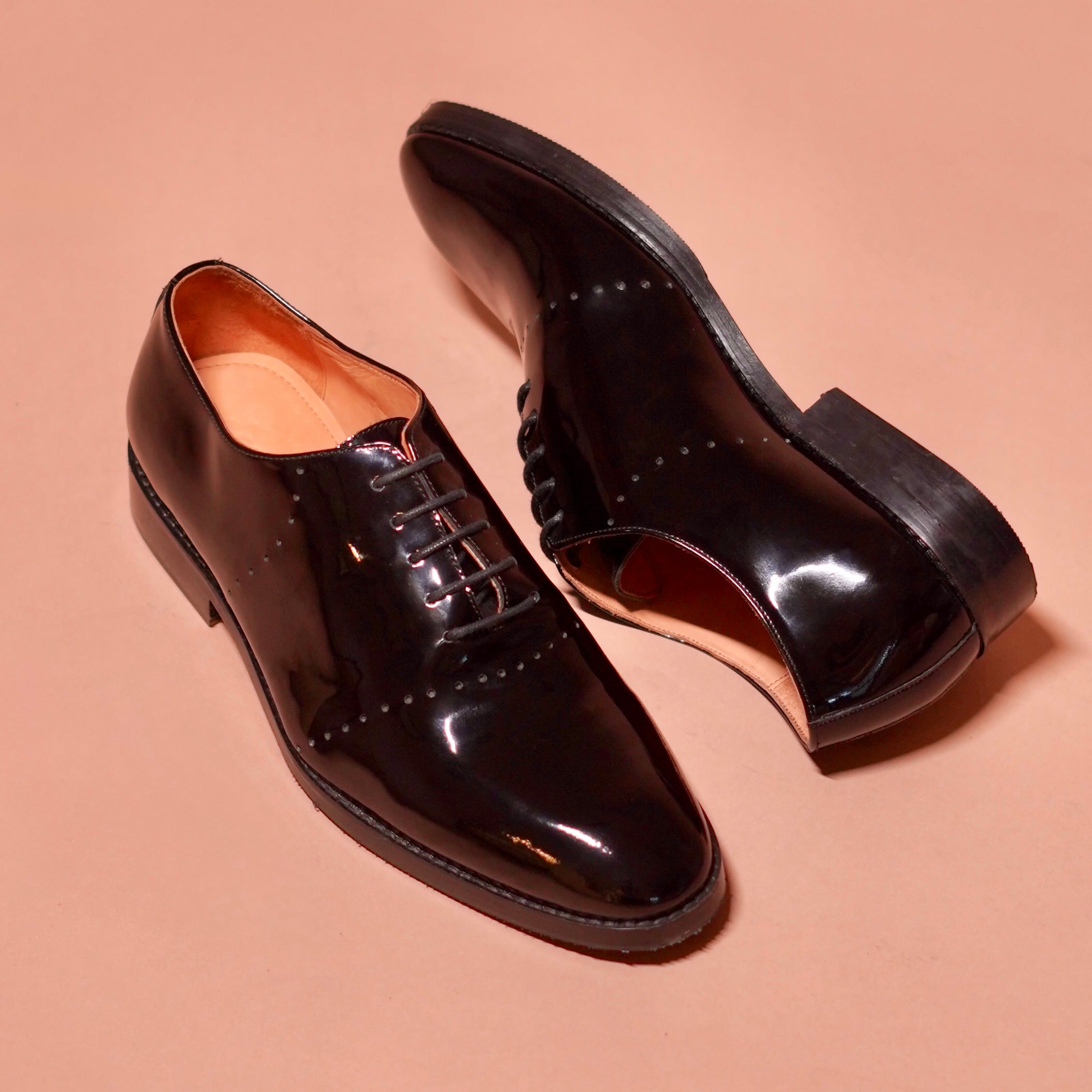 Carrero Lustro | Black patent leather riveted Oxfords